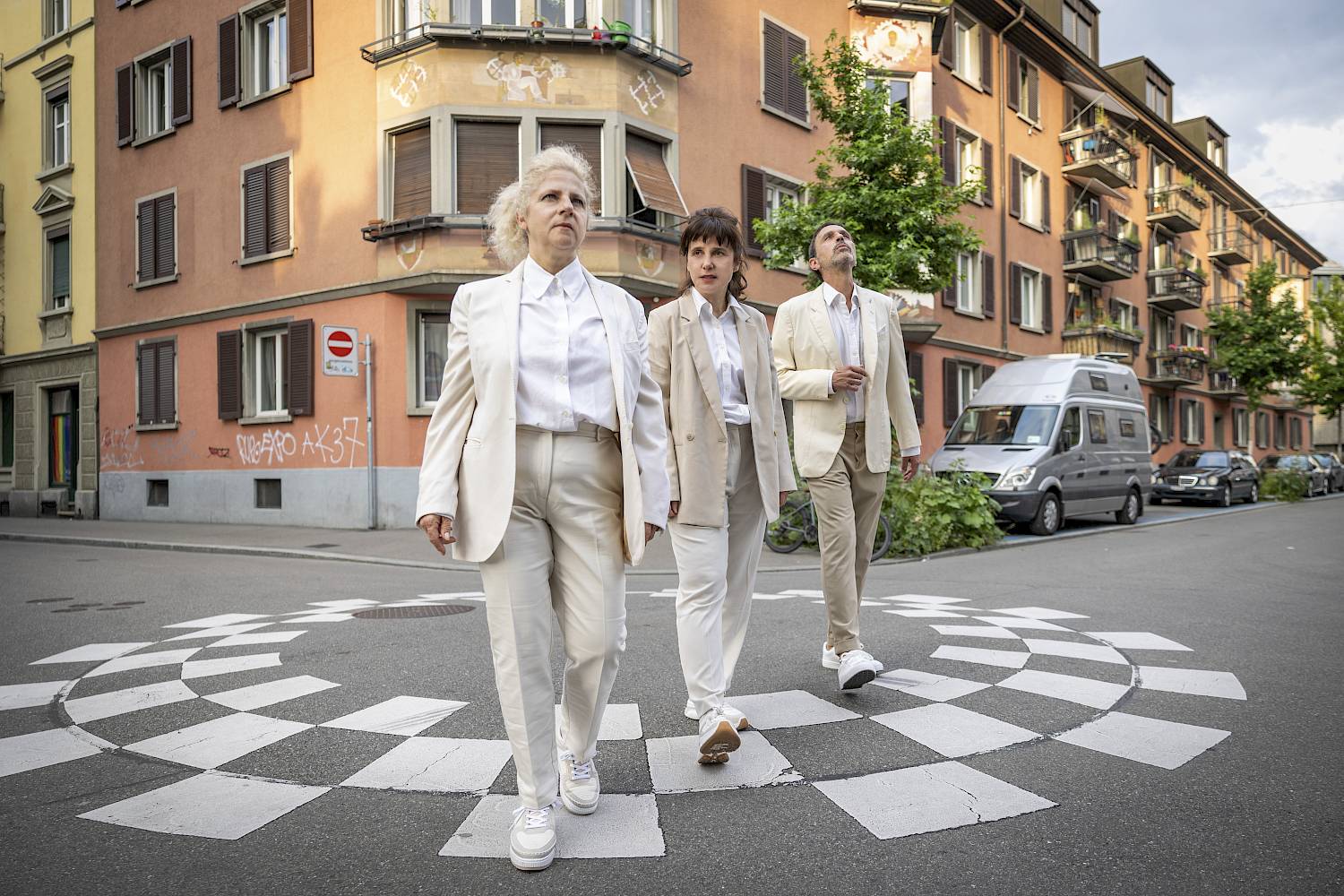 «Leute machen Kleider», theatraler Spaziergang mit Eleni Haupt, Dagny Gioulami, Claudio Schenardi, Foto: Xenia Zezzi