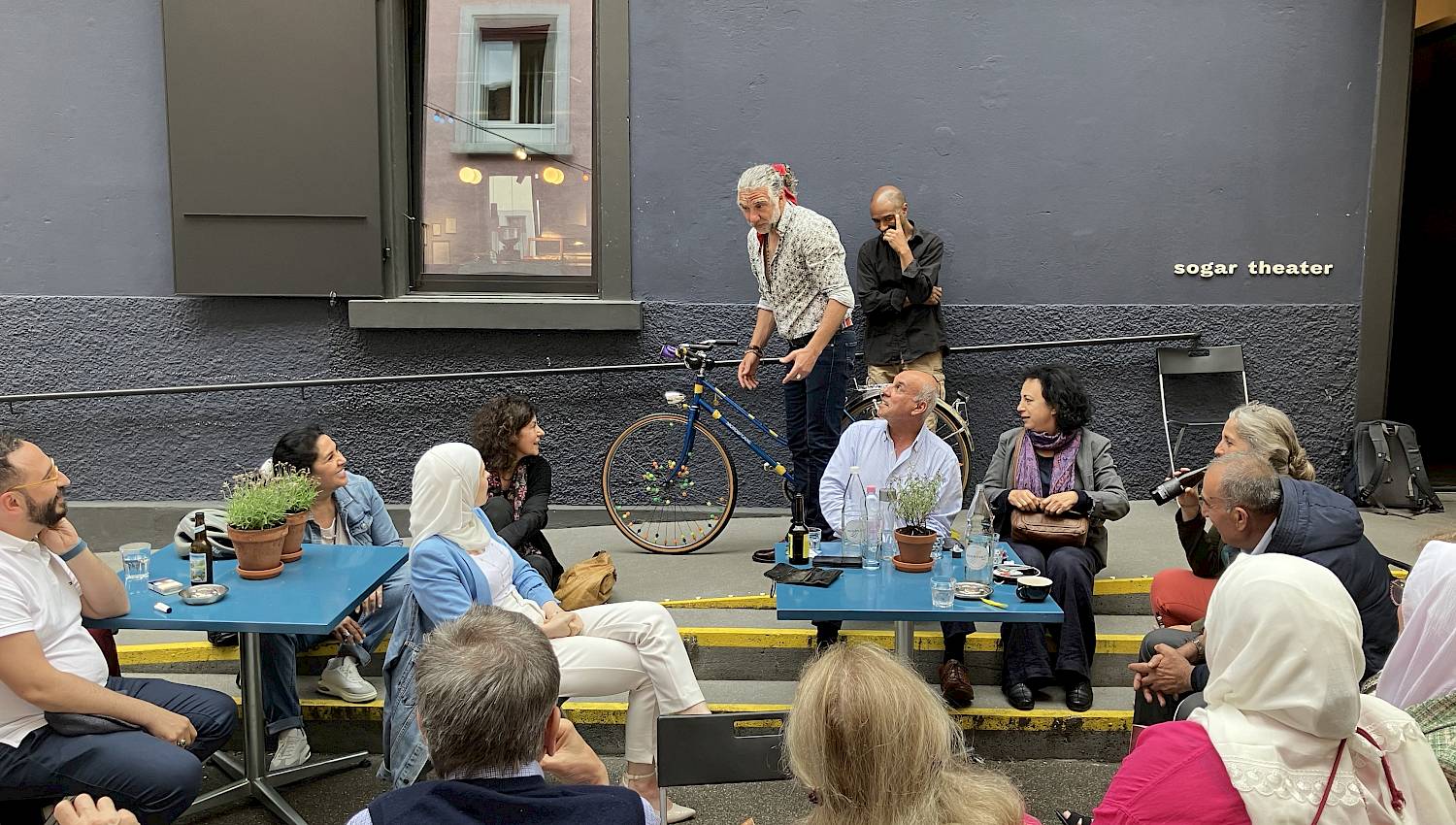 Der Schauspieler und Regisseur Nawar Bulbul beim Publikumsgespräch im Hof nach der Vorstellung von «Egalité», Foto: Ursina Greuel