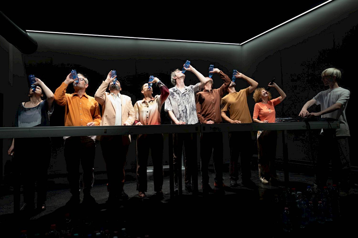 «Mensch, du hast Recht!» mit Lubna Abou Kheir, Krishan Krone, Lou Bihler, Monika Varga, Jonas Gygax, Michael Wolf, Robert Baranowski, Marou Rieben, Coco Schwarz, Foto: Xenia Zezzi