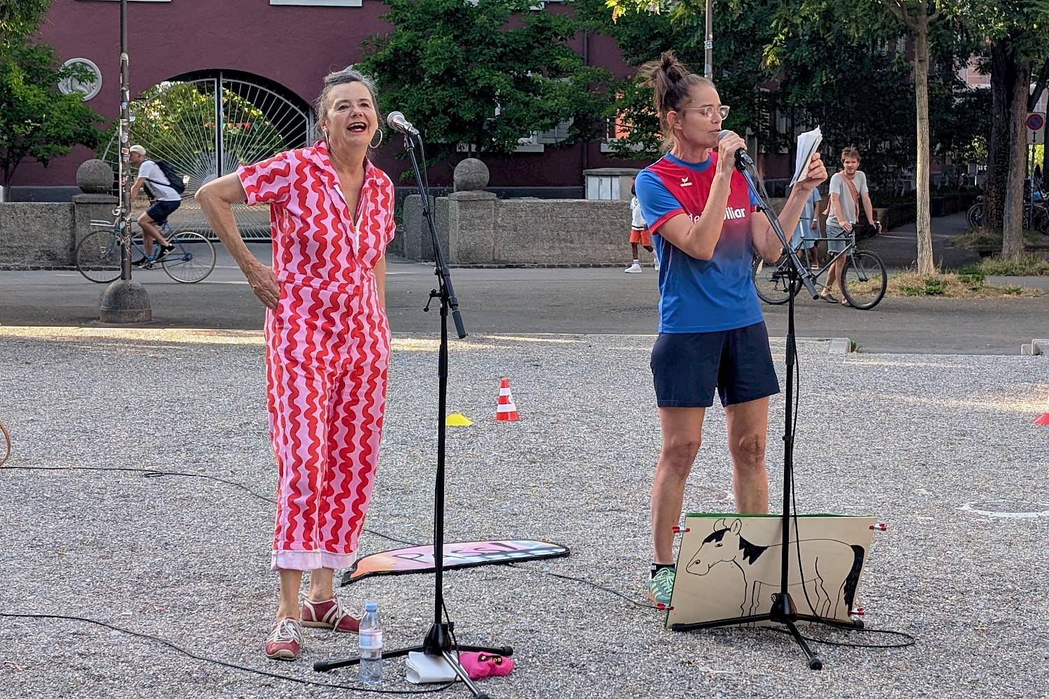 «sogar am Ball – eine Hymne aufs Team», Performance mit Sibylle Aeberli, Sandra Utzinger, Foto: sogar theater