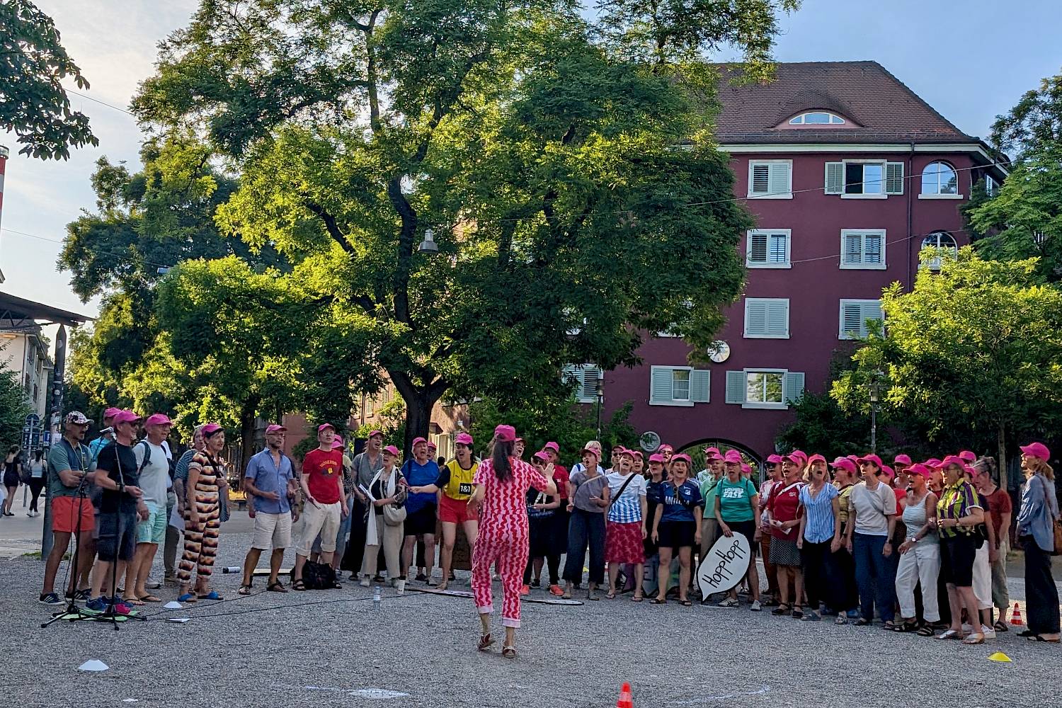«sogar am Ball – eine Hymne aufs Team» von und mit Sibylle Aeberli und dem sogar Chor, Foto: sogar theater