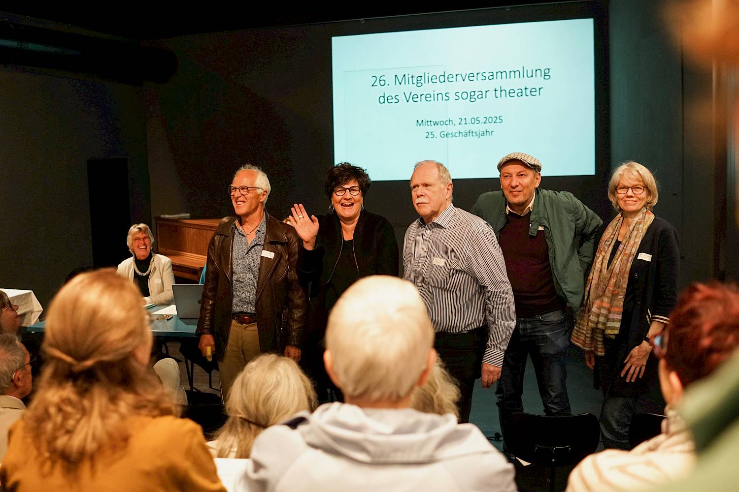 Der Vorstand nach seiner Wiederwahl an der Mitgliederversammlung: Esther Weibel (sitzend), Jürg Keller, Esther Friederich, Armin Isler, Csongor Kozma, Anina Barandun. Nicht im Bild: Bettina Uhlmann, Foto: Ayse Yavas 